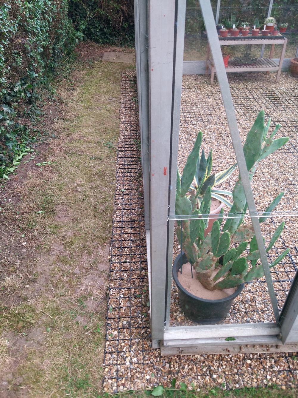 Plastic kasbasisroosters met grindvulling