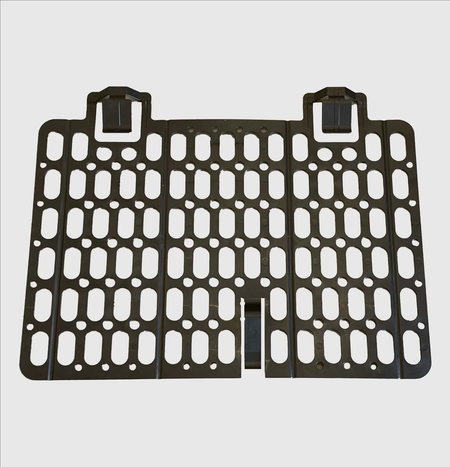 Een zwart steigernet voor bakstenen met een honingraatpatroon en lussen aan de bovenkant voor bevestiging.